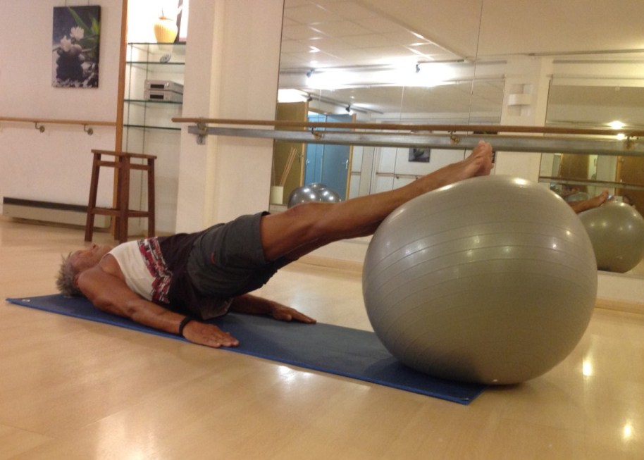 exercice sur ballon de gymnastique
